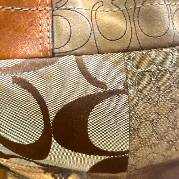 Coach patchwork purse, good used condition. Made of leather, suede, fabrics. - Picture 12 of 16